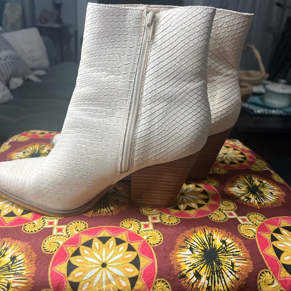 Elegant Oasis Society Cream Oasis SocAnkle Boots - Picture 4 of 13